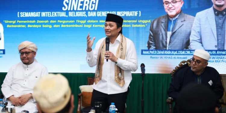 Wakil Gubernur (Wagub) Kalimantan Selatan, H Hasnuryadi Sulaiman saat menyampaikan sambutan pada Seminar Kebangsaan dan Kuliah Perdana Institut Agama Islam Kyai Haji Ahmad Syairazi Al-Arsyadi (IAI KHAS Al-Arsyadi) Dalam Pagar Kandangan, Kabupaten Hulu Sungai Selatan (HSS)