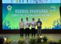 Gubernur Kalimantan Selatan, H Muhidin diwakili Sekdaprov Kalsel, HM Syarifuddin (paling kanan) saat menerimakan penghargaan Adhi Bhakti Nelayan Utama dari Ketua KTNA