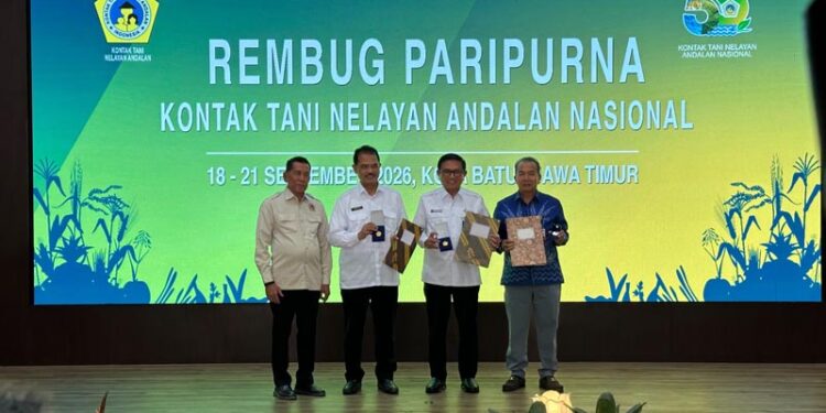 Gubernur Kalimantan Selatan, H Muhidin diwakili Sekdaprov Kalsel, HM Syarifuddin (paling kanan) saat menerimakan penghargaan Adhi Bhakti Nelayan Utama dari Ketua KTNA
