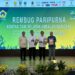 Gubernur Kalimantan Selatan, H Muhidin diwakili Sekdaprov Kalsel, HM Syarifuddin (paling kanan) saat menerimakan penghargaan Adhi Bhakti Nelayan Utama dari Ketua KTNA