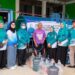 Tim Penggerak PKK Provinsi Kalimantan Selatan bekerjasama dengan Dinas Sosial setempat saat menyalurkan air bersih kepada masyarakat terdampak bencana kekeringan di Banjarmasin