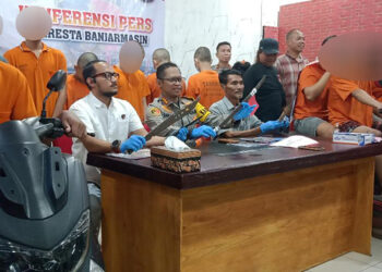 TUNJUKAN TERSANGKA - Kapolresta Banjarmasin Kombes Pol Sabana Atmojo Martosumito didampingi Kasat Reskrim Kompol Thomas Afrian dan Kanit Jatanras Iptu Avrus Husain saat menunjukan 12 tersangka geng motor beserta barbuk senjata tajam dan sepeda motor yang digunakan untuk mereka beraksi, Kamis (26/10).