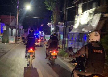 PETUGAS kepolisian saat menggelar patroli menyisir Kota Banjarmasin.