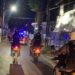 PETUGAS kepolisian saat menggelar patroli menyisir Kota Banjarmasin.