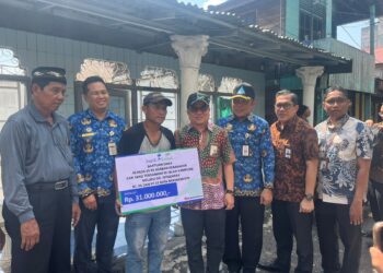 BANK Kalsel melalui UPZ menyerahkan bantuan uang tunai sebesar Rp 31 juta kepada warga terdampak musibah kebakaran di Jalan Kampung Melayu.