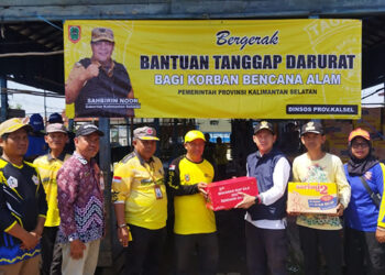SEKRETARIS Dinas Sosial Provinsi Kalsel Murjani didampingi Kabid Penanganan Bencana H Achmadi saat menyerahkan bantuan tanggap darurat, Kamis (26/10).