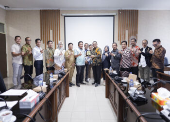 FOTO BERSAMA - Komisi II DPRD Kalsel didampingi Sekwan Muhammad Jaini beserta jajaran berfoto bersama usai menerima kunjungan kerja dari Komisi II DPRD Provinsi Banten.
