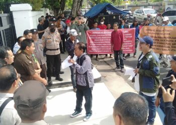 SAMPAIKAN ASPIRASI - LSM Forpeban saat menyampaikan aspirasi di depan Kantor Kejati Kalsel terkait adanya dugaan tindak pidana korupsi dalam proyek ataupun pengadaan barang dan jasa di beberapa daerah, Kamis (19/10) pagi.