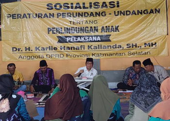 ANGGOTA DPRD Kalsel Dr H Karlie Hanafi Kalianda SH MH saat menyampaikan materi sosialisasi peraturan tentang Perlindungan Perempuan dan Anak di Desa Bamban, Kecamatan Rantau Badauh, Kabupaten Barito Kuala, Sabtu (28/10).