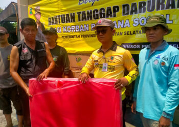 KABID Penanganan Bencana pada Dinas Sosial Provinsi Kalimantan Selatan H Achmadi SSos (kanan) saat menyerahkan bantuan tanggap darurat kepada korban bencana kebakaran di Kampung Gadang Banjarmasin.