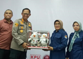 KETUA KPU Banjarmasin Rahmiyati Wahdah bersama anggota berfoto bersama Kapolresta Banjarmasin, Selasa (17/10).