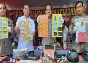 TUNJUKAN BARBUK - Kapolda Kalsel Irjen Pol Andi Rian R Djajadi saat menunjukkan barbuk yang di sita dari tersangka MR saat press release di Mapolda Kalsel, Selasa (18/10).