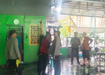 PETUGAS Polisi dan TNI bersama barisan pemadam dan pekerja Jamkrida Kalsel usai kebakaran.