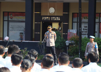 PIMPIN APEL - Kapolresta Banjarmasin Kombes Pol Sabana A Martosumito saat memimpin pelaksanaan apel, Senin (23/10). Ia juga memberikan atensi kepada anggota sat samapta untuk meningkatkan patroli khususnya pada jam-jam rawan di Kota Seribu Sungai.