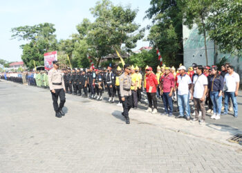 CEK KESIAPAN - Kapolresta Banjarmasin Kombes Pol Sabana A Martosumito saat mengecek kesiapan pasukan pada apel gelar pasukan Ops Mantap Brata di Lapangan Taman Kamboja Banjarmasin, Selasa (17/10).