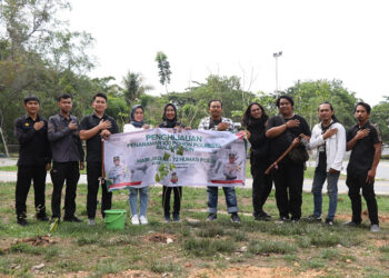 KASI Humas Polresta Banjarmasin Ipda Airin Indria Sari Noya berfoto bersama awak media usai penanaman pohon penghijau di Taman Kamboja.