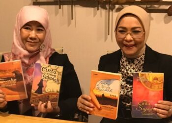 Asma Nadia (kiri)