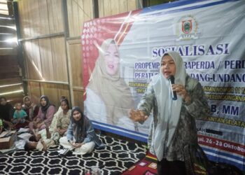 WAKIL Ketua DPRD Kalsel Hj Mariana saat melaksanakan sosper di Desa Teluk Kepayang, Kabupaten Tanah Bumbu.