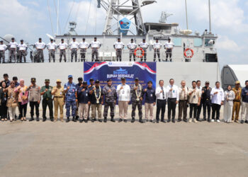 KEPALA Perwakilan Bank Kalsel Indonesia Provinsi Kalsel Wahyu Pratomo berfoto bersama Tim ERB Kantor Perwakilan Bank Indonesia Kalsel, Senin (16/10).