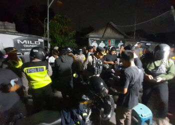 PATROLI SKALA BESAR - Polresta Banjarmasin beserta polsek jajaran melakukan patroli skala besar, untuk mengantisipasi terjadinya tawuran oleh sekolompok pemuda yang diduga kumpulan geng motor di Kota Seribu Sungai, Selasa (24/10) dini hari.