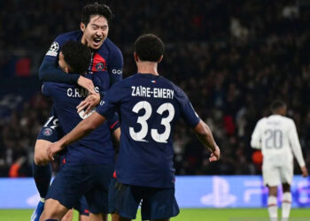Merayakan Gol - Gelandang Paris Saint-Germain Lee Kang-in (tengah) merayakan gol yang dicetaknya ke gawang AC Milan pada pertandingan Grup F Liga Champions yang dimainkan di Stadion Parc des Princes, Paris, Rabu (25/10).