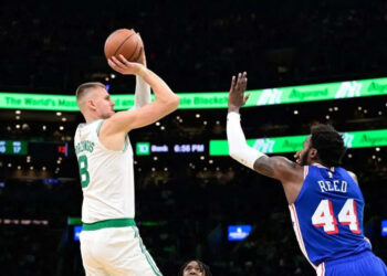 Pebasket Boston Celtics Kristaps Porzingis (kiri) berupaya memasukkan bola ke jaring lawan.