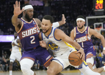 Josh Okogie saat menjaga Stephen Curry.