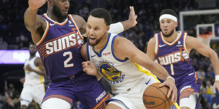 Josh Okogie saat menjaga Stephen Curry.