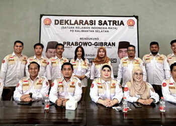 KETUA PD Satria Kalsel, Jihan Hanifha beserta jajarannya foto bersama usai mendeklarasikan Gibran jadi Cawapres Prabowo.