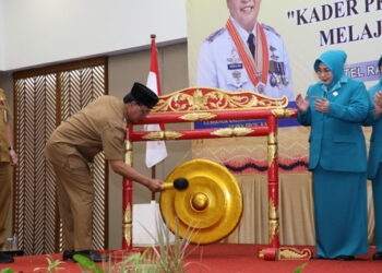 GUBERNUR Kalimantan Selatan Sahbirin Noor memukul gong sebagai tanda dibukanya Rapat Koordinasi (Rakor) Tim Penggerak PKK Provinsi Kalsel tahun 2023 di Banjarmasin.