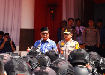 GUBERNUR Sahbirin Noor didampingi Kapolda Kalsel Irjen Pol Andi Rian Djajadi saat memberikan sambutan pada Apel Gelar Pasukan Operasi “Mantap Brata 2023-2024” di Lapangan Dr Murjani, Banjarbaru, Selasa (17/10).