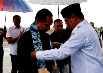 GUBERNUR Kalsel Sahbirin Noor mengalungkan syal kain sasingan khas Kalimantan Selatan kepada Wakasad Letjen Agus Subiyanto saat tiba di Bandara Syamsuddin Noor, Rabu (18/10).