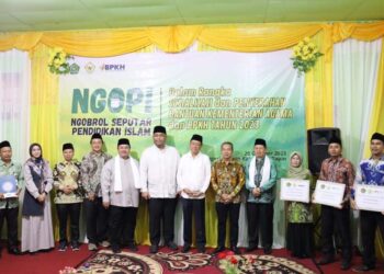 BANTUAN-Anggota tim BPK RI Dr Ir H Ahmadi Noor Supit MM, saat menyerahkan bantuan mushaf Al-Qur’an untuk sekolah madrasah di kabupaten Tapin. 