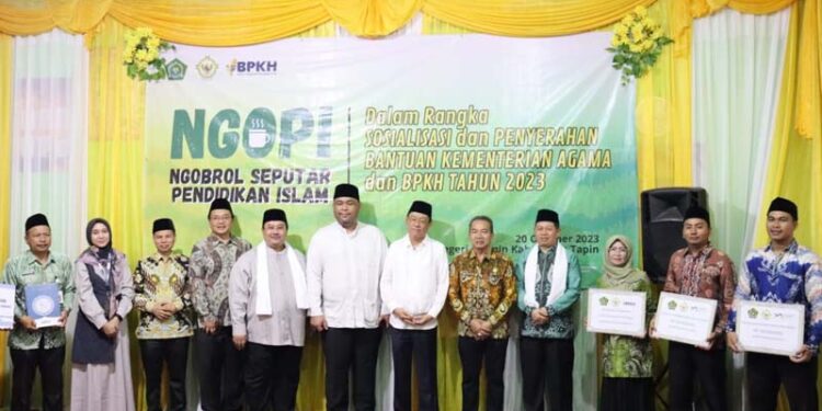 BANTUAN-Anggota tim BPK RI Dr Ir H Ahmadi Noor Supit MM, saat menyerahkan bantuan mushaf Al-Qur’an untuk sekolah madrasah di kabupaten Tapin. 