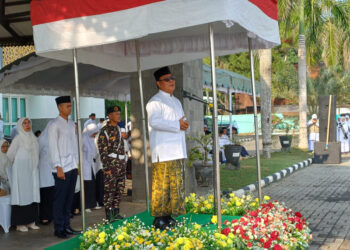 GUBERNUR Kalsel Sahbirin Noor ketika memberikan sambutan pada peringatan Hari Santri Nasional 2023 (HSN) tingkat provinsi di halaman Asrama Haji Embarkasi Banjarmasin, Banjarbaru, Minggu (22/10) pagi.