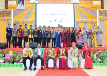 DUTA GENRE-PJ Bupati Tapin M Syarifudin MPd saat foto bersama usai membuka acara grand final pemilihan duta Genre Kabupaten Tapin tahun 2023.