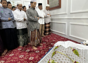 GUBERNUR Kalsel ketika melayat ke rumah duka KH Hatim Salman di Gang Madrasah Kelurahan Sekumpul, Martapura, pada Minggu (22/10) tengah malam.