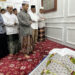 GUBERNUR Kalsel ketika melayat ke rumah duka KH Hatim Salman di Gang Madrasah Kelurahan Sekumpul, Martapura, pada Minggu (22/10) tengah malam.