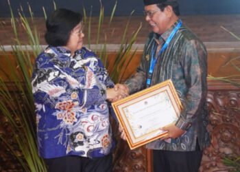 GUBERNUR Kalsel Sahbirin Noor saat menerima piagam penghargaan Festival Program Kampung Iklim (ProKlim) 2023 dari Menteri Lingkungan Hidup dan Kehutanan, Siti Nurbaya Bakar di Jakarta.