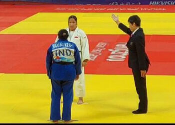 Atlet Blind Judo Indonesia, Roma Siska Tampubolon (Baju Putih) merebut medali emas pada nomor +70 kg J1 Asian Para Games 2022