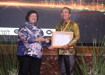 TERIMA PENGHARGAAN-PJ Bupati Tapin M Syarifudin MPd saat menerima penghargaan proklim yang diserahkan langsung oleh Menteri Lingkungan Hidup Siti Nurbaya di Jakarta.