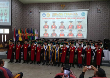GURU BESAR FH ULM - Rektor ULM Prof Dr Ahmad Alim Bachri SE MSi foto bersama 10 Guru Besar Ilu Hukum, usai dikukuhkan dalam Sidang Terbuka Senat ULM dengan acara Pengukuhan Profesor Fakultas Hukum ULM, yang berlangsung di Auditorium Prof H Idham Zarkasi SH Fakultas Hukum ULM, Rabu (25/10).