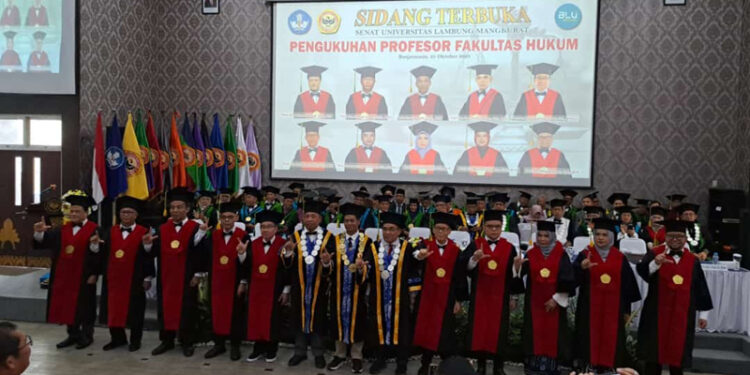 GURU BESAR FH ULM - Rektor ULM Prof Dr Ahmad Alim Bachri SE MSi foto bersama 10 Guru Besar Ilu Hukum, usai dikukuhkan dalam Sidang Terbuka Senat ULM dengan acara Pengukuhan Profesor Fakultas Hukum ULM, yang berlangsung di Auditorium Prof H Idham Zarkasi SH Fakultas Hukum ULM, Rabu (25/10).