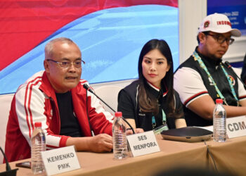 Chef de Mission Kontingen Indonesia, Angela Tanoesoedibjo (tengah) didampingi Sesmenpora Gunawan Suswantoro (kanan) dan Wasekjen NPC Indonesia Rima Ferdianto (kiri)