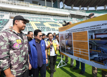 Ket Foto : Menpora Dito Ariotedjo bersama Ketua Umum PSSI Erick Thohir, Minggu (29/10) pagi meninjau kesiapan Stadion Gelora Bung Tomo (GBT) Surabaya, jelang Pembukaan Piala Dunia U-17 2023.