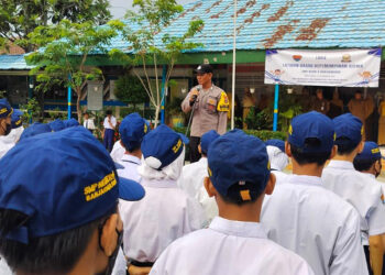 BKTM Kelurahan Tanjung Pagar Polsek Banjarmasin Selatan Bripka Agus saat memimpin apel pagi di SMPN 8 Banjarmasin, Senin (20/11).