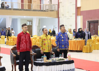BADAPATAN WARGA TAPIN - Pj Bupati Tapin M Syarifudin bersama Ketua DPRD Tapin H Yamani dan Sekretaris Daerah Dr H Sufiansyah saat menghadiri acara Badapatan Warga Tapin yang dilaksanakan badan kesbangpol setempat di Gedung Galuh Bastari, Rabu (29/11).