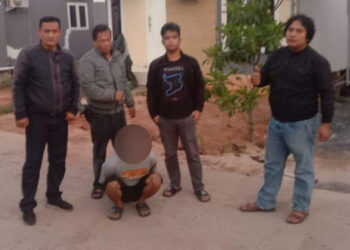 OPSNAL Buser Polsek Banjarmasin Timur saat mengamankan Rudi Pranata alias Gondrong (29), di Jalan Pramuka, Kelurahan Pemurus Luar, Kecamatan Banjarmasin Timur, Rabu (1/11).