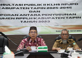 PJ Bupati Tapin M Syarifudin MPd bersama Kepala DLH Ir H Nordin MS saat membuka kegiatan konsultasi publik II KLHK RPJPD Tahun 2025-2045, Selasa (28/11).