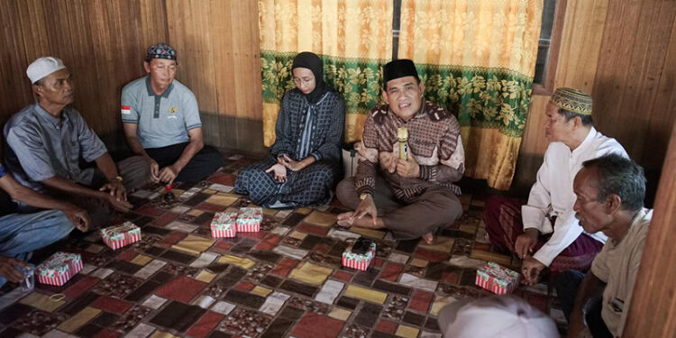 KETUA Komisi III DPRD Kalsel H Sahrujani saat menggela reses di HSU, Senin (6/11) pagi.